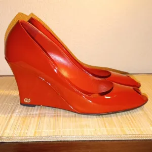 GUCCI Elegant Red Peep-Toe Heels Wedges Size 9.5B