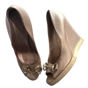 Gucci Metallic Peep Toe Horsebit Wedges in Pink