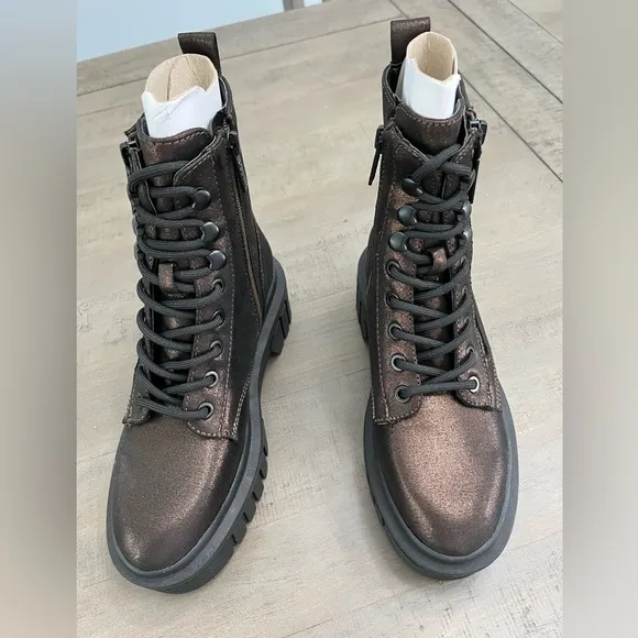 GUESSWomen's Ferina Combat LugSole Lace Up Boots