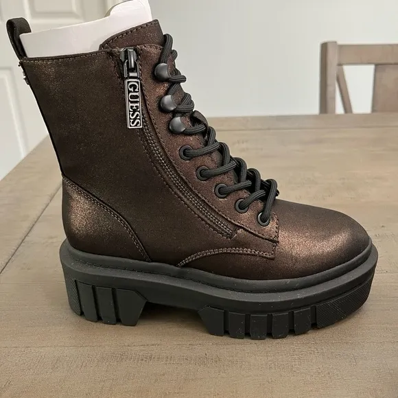 GUESSWomen's Ferina Combat LugSole Lace Up Boots