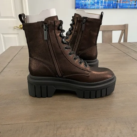GUESSWomen's Ferina Combat LugSole Lace Up Boots