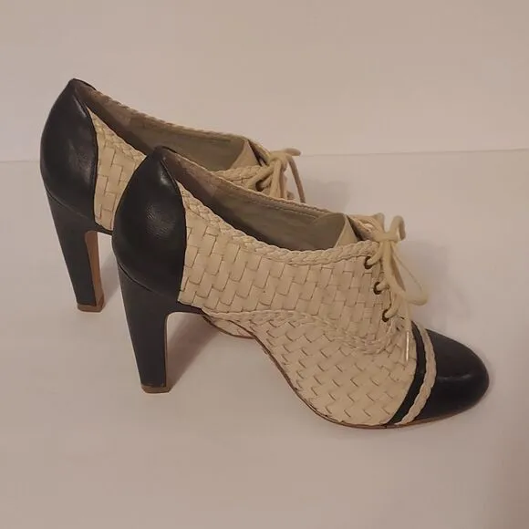 Hinge Elegant Two-Tone Spectator Oxford Women's Heels Navy Cream Size 7