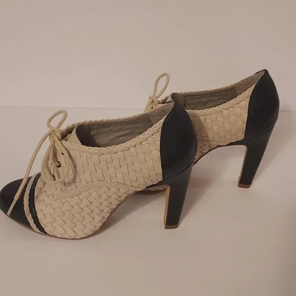 Hinge Elegant Two-Tone Spectator Oxford Women's Heels Navy Cream Size 7