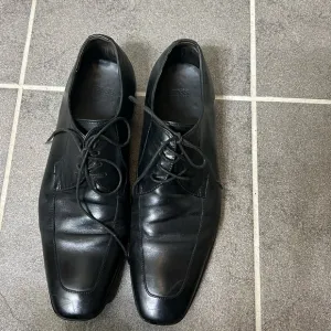 Hugo Boss Men's Size 11 Embossed Logo Black Leather Lace Up Oxford Shoes