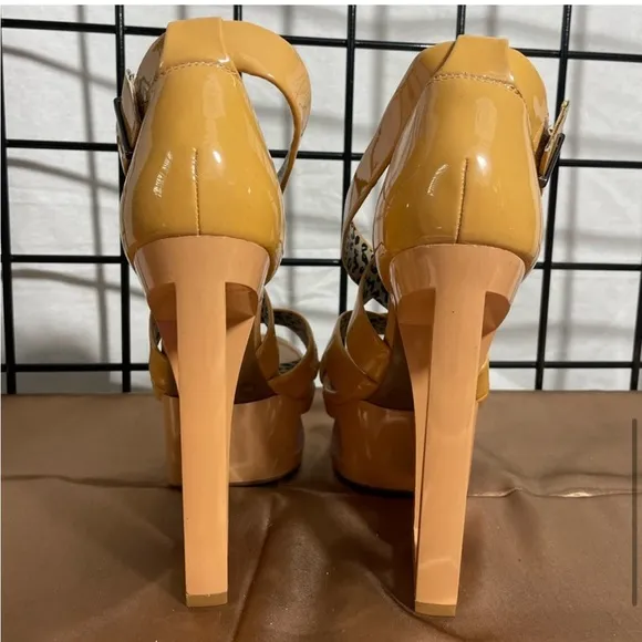 Jessica Simpson Thunder beige abstract cut out platform wedges size 8