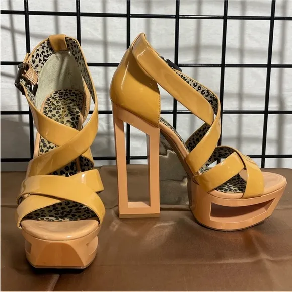 Jessica Simpson Thunder beige abstract cut out platform wedges size 8