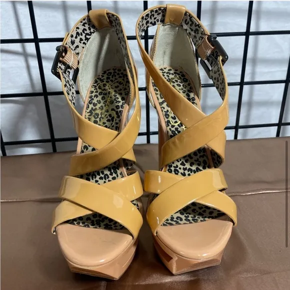 Jessica Simpson Thunder beige abstract cut out platform wedges size 8