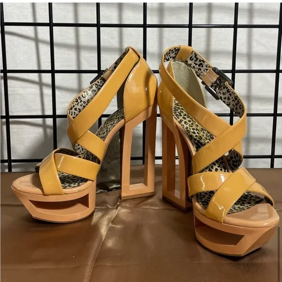 Jessica Simpson Thunder beige abstract cut out platform wedges size 8