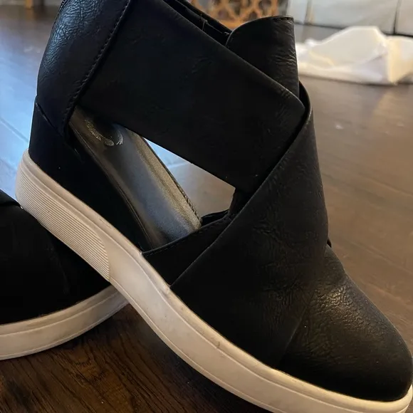 JOURNEE Seena Crossover Platform Wedge, Size 10
