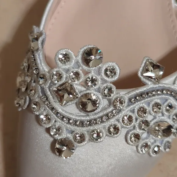 Kailee P Bella Silver Satin Pointy Toe Flats with Sparkly Rhinestones Size 10