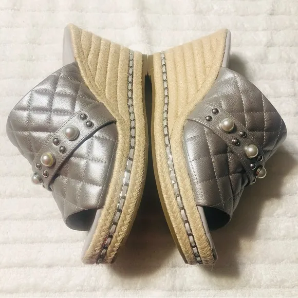 KARL LAGERFELD PARIS Camela Embellished Leather Wedge Sandals. Size 9