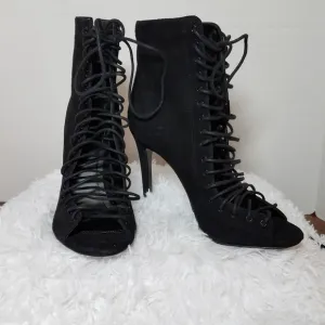 KENDALL &amp; KYLIE Open Lace up BOOTIES