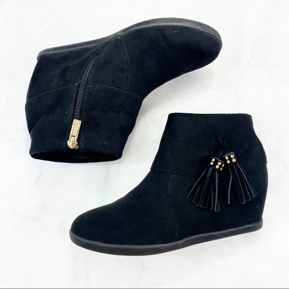 [Kenneth Cole] Classic Black Fringe Wedges