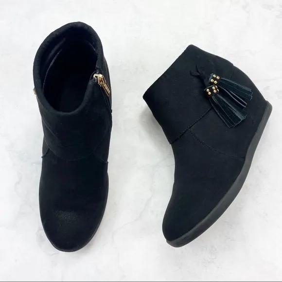 [Kenneth Cole] Classic Black Fringe Wedges
