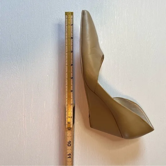 Kenneth Cole Cream/Tan Pointy Toe Wedges Size 8