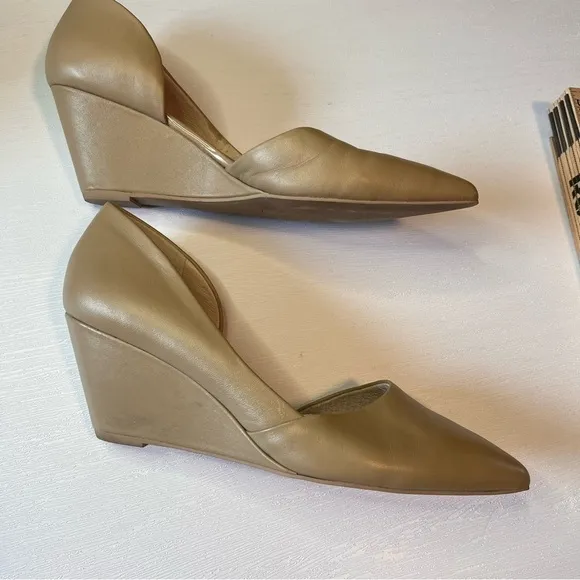 Kenneth Cole Cream/Tan Pointy Toe Wedges Size 8