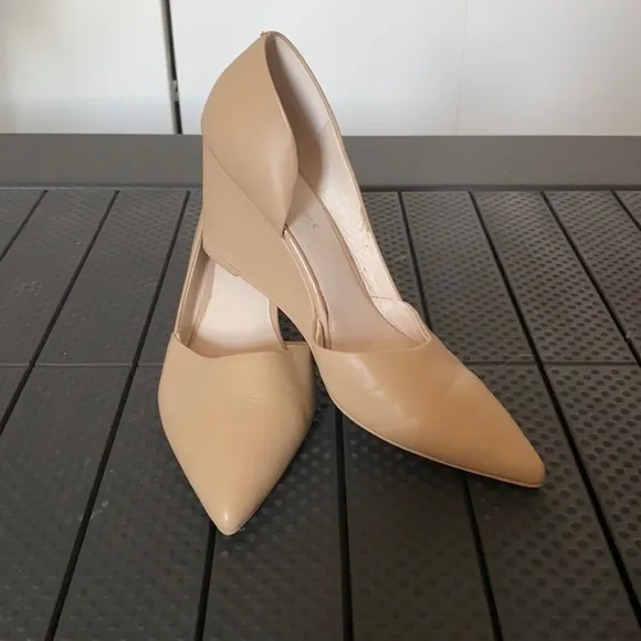 Kenneth Cole Cream/Tan Pointy Toe Wedges Size 8