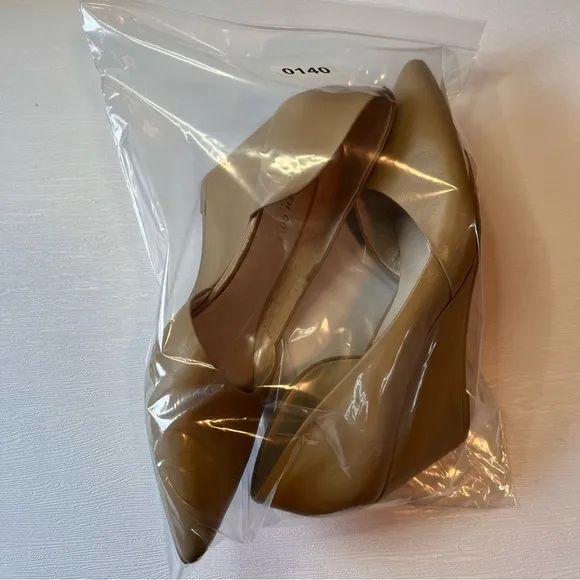 Kenneth Cole Cream/Tan Pointy Toe Wedges Size 8