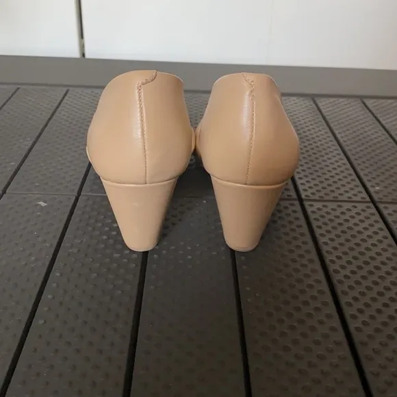 Kenneth Cole Cream/Tan Pointy Toe Wedges Size 8