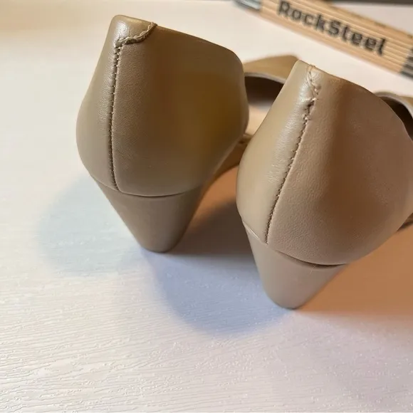 Kenneth Cole Cream/Tan Pointy Toe Wedges Size 8
