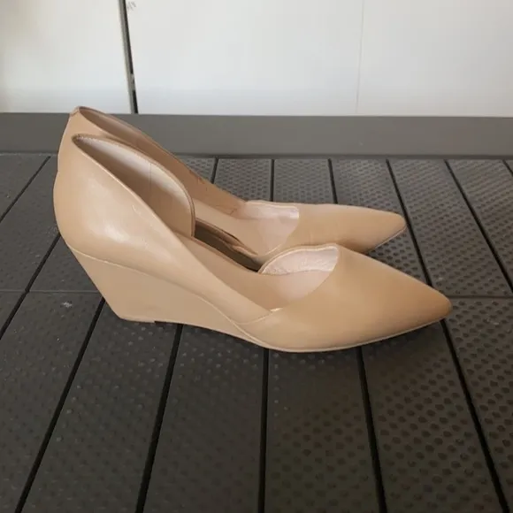 Kenneth Cole Cream/Tan Pointy Toe Wedges Size 8