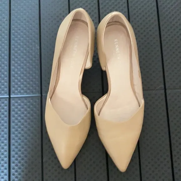 Kenneth Cole Cream/Tan Pointy Toe Wedges Size 8