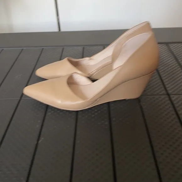 Kenneth Cole Cream/Tan Pointy Toe Wedges Size 8
