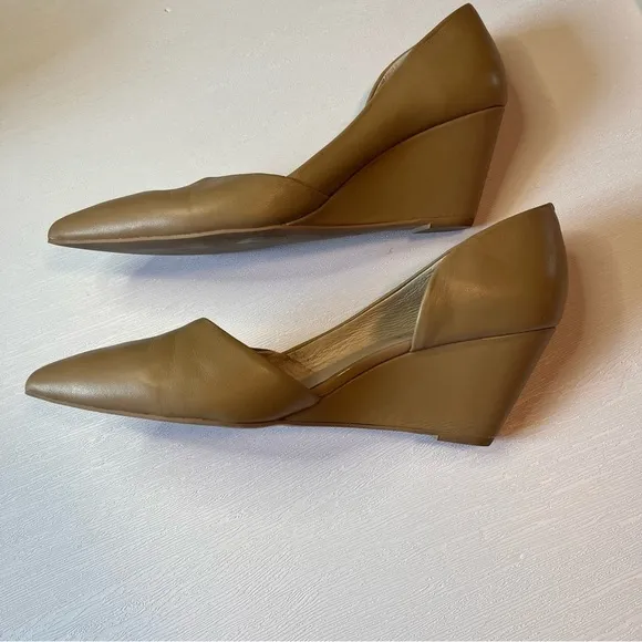 Kenneth Cole Cream/Tan Pointy Toe Wedges Size 8