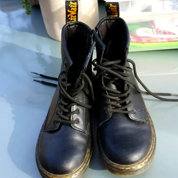 Kids Doc Martens Zavala  Black Leather combat boots sz US 1 / EU 32
