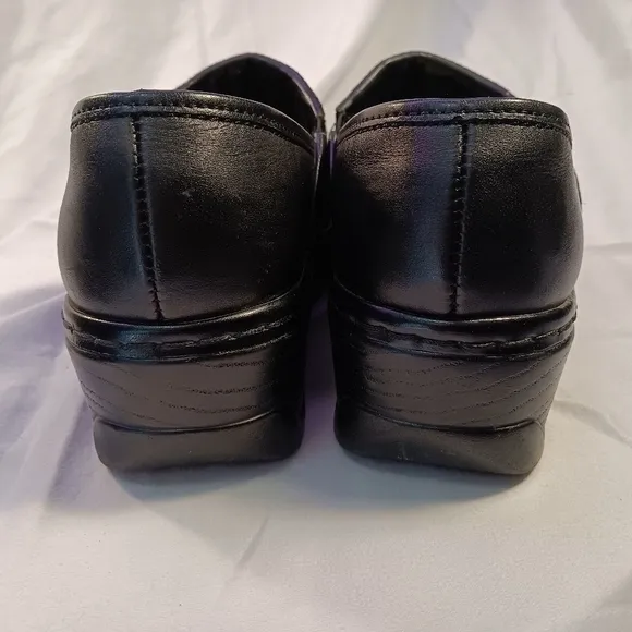 Klogs leather black footwear sz 7.5M