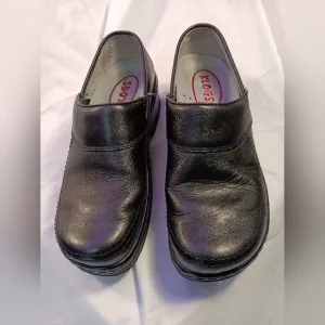 Klogs leather black footwear sz 7.5M