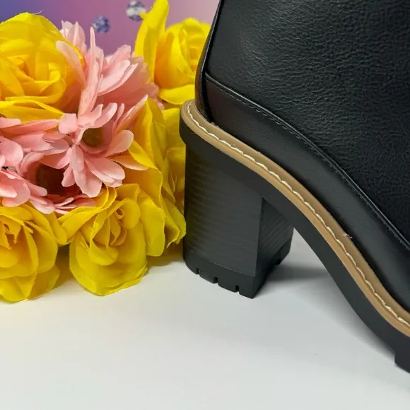🌹LACE UP HEELED BOOTS