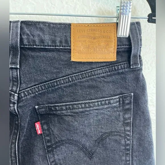 Levi Ribcage Shorts in washed black. 28