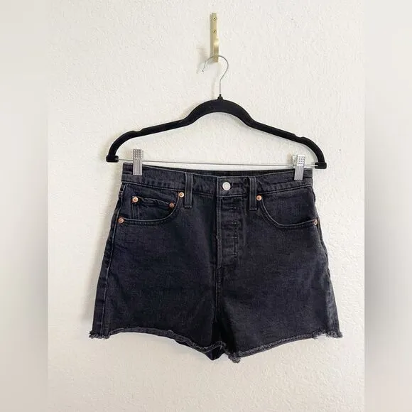 Levi Ribcage Shorts in washed black. 28