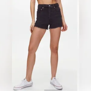 Levi Ribcage Shorts in washed black. 28