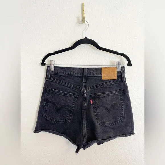 Levi Ribcage Shorts in washed black. 28