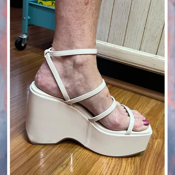 LILIANA Lamoda Faux Patent Leather Strappy Platform Wedge Sandals NWT/10M