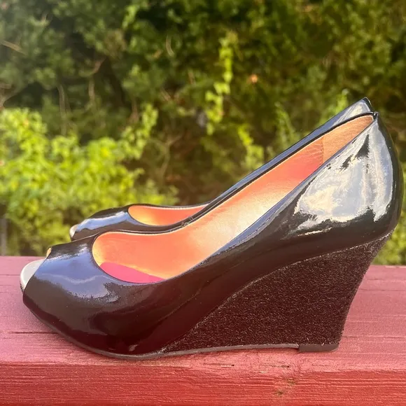 LILLY PULITZER NEW RESORT CHIC WEDGES GLITTER BLACK PATENT LEATHER PEEP TOE