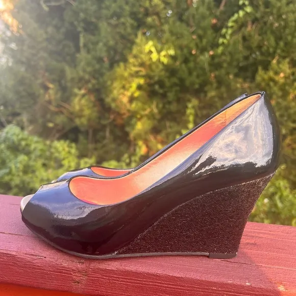 LILLY PULITZER NEW RESORT CHIC WEDGES GLITTER BLACK PATENT LEATHER PEEP TOE