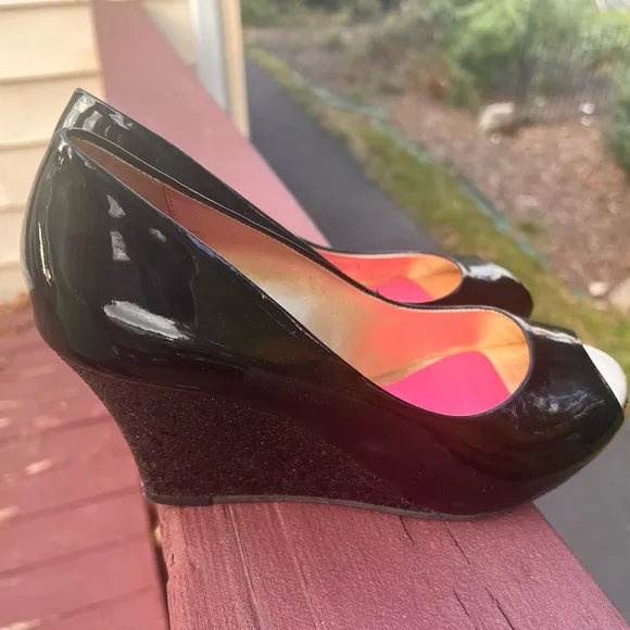 LILLY PULITZER NEW RESORT CHIC WEDGES GLITTER BLACK PATENT LEATHER PEEP TOE