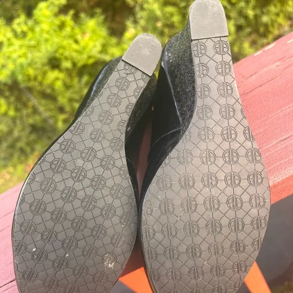 LILLY PULITZER NEW RESORT CHIC WEDGES GLITTER BLACK PATENT LEATHER PEEP TOE