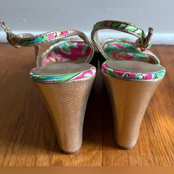 Lily Pulitzer Classic Pink Floral Canvas Gold Peep Toe Wedges Womens Size 8.5
