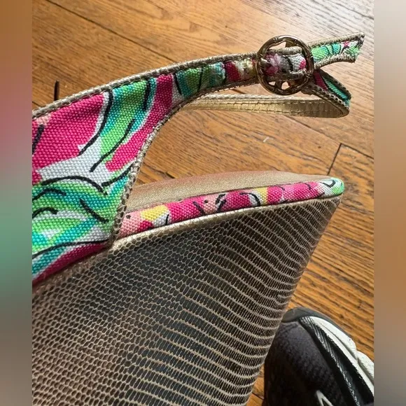 Lily Pulitzer Classic Pink Floral Canvas Gold Peep Toe Wedges Womens Size 8.5