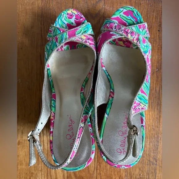 Lily Pulitzer Classic Pink Floral Canvas Gold Peep Toe Wedges Womens Size 8.5