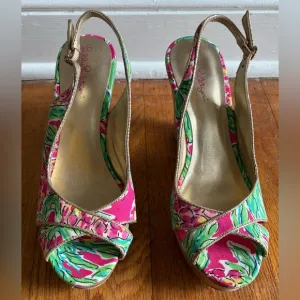 Lily Pulitzer Classic Pink Floral Canvas Gold Peep Toe Wedges Womens Size 8.5