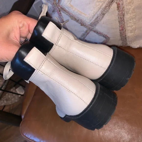 Linea Paolo Libby Ivory Zip Accent Lug Sole Lace Up Women’s Ankle Boots Size 7.5