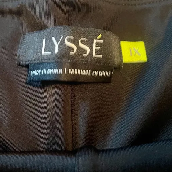 LYSSÉ NWT Cropped Zip Hem BLACK Denim Contains Concealed Waistband in 1X NWT