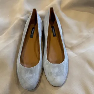 Margaux Womens Classic Round Toe Ballet Flats Suede Stone Gray 42 N 11 Narrow