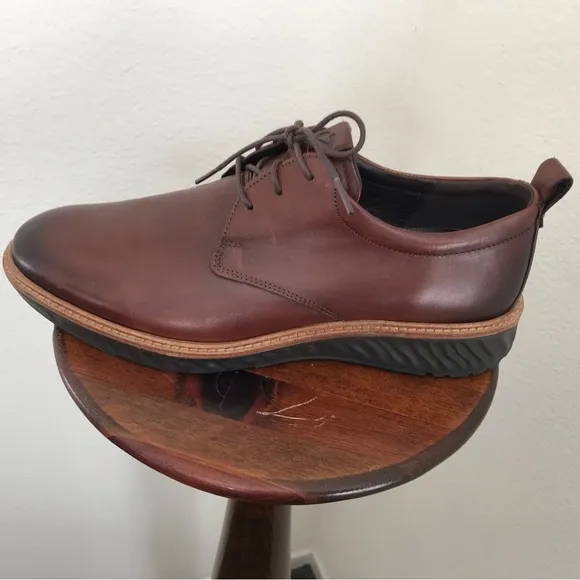 Men’s brown leather derby. Excellent condition.