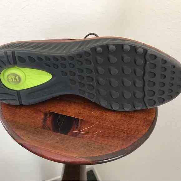 Men’s brown leather derby. Excellent condition.